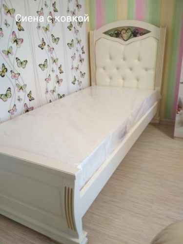 Кровать Сиена с мягкой вставкой и ковкой из массива