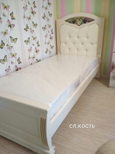 Кровать Сиена с мягкой вставкой и ковкой из массива